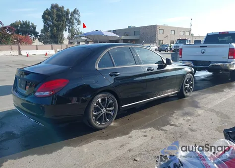 2017 Mercedes-Benz C 300 z USA, uszkodzony, nr VIN 55SWF4JB4HU228255